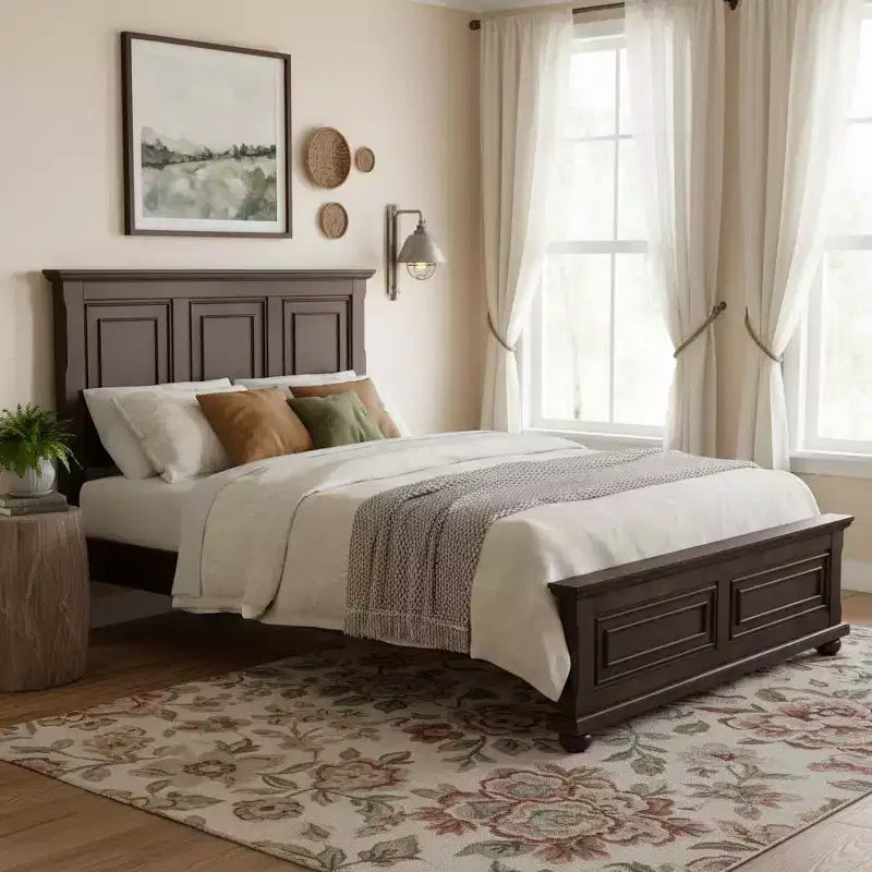 Lit Queen en pin de style traditionnel ville et campagne avec boiseries décoratives ajourées et panneaux rainurés
