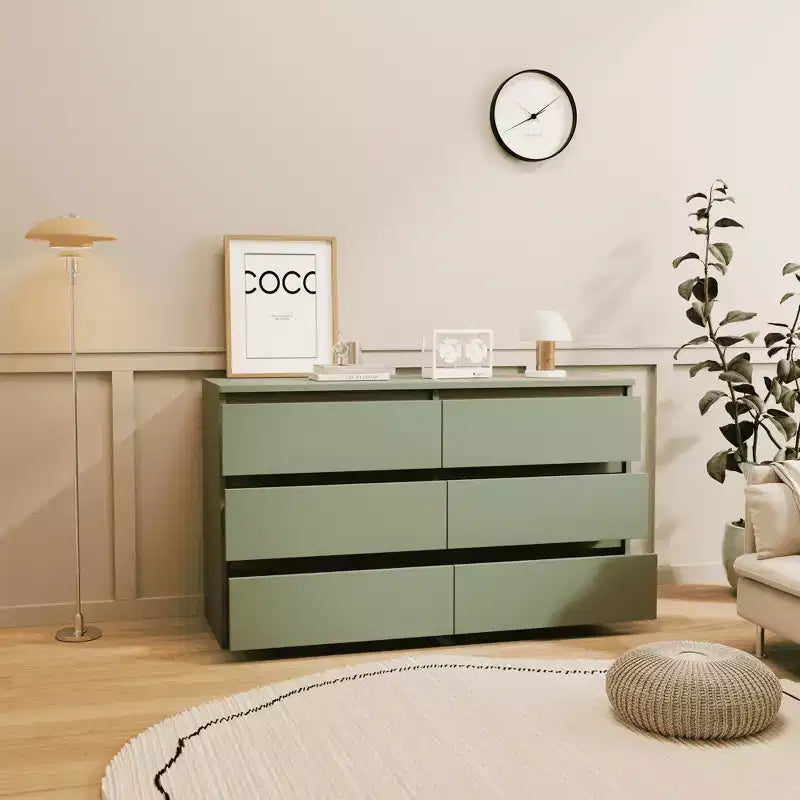 Commode verte grand format à 6 tiroirs avec poignées dorées