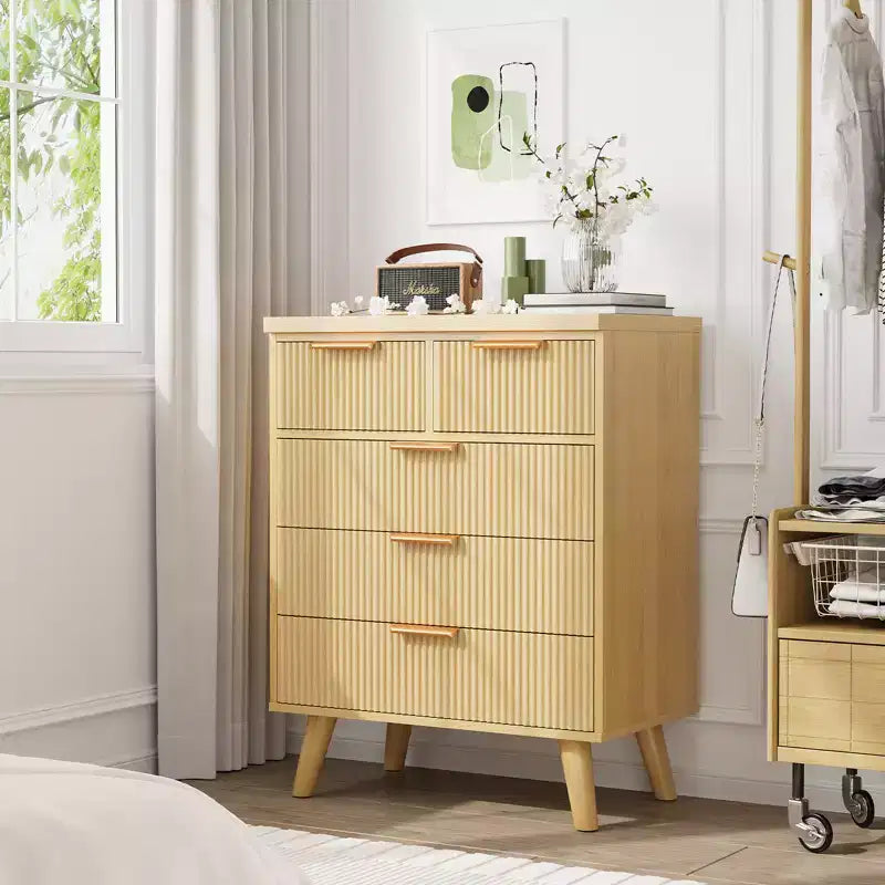 Commode moderne bohème Kerri à 5 tiroirs avec façade à motif ondulé