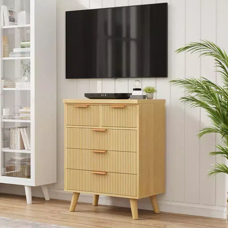Commode moderne bohème Kerri à 5 tiroirs avec façade à motif ondulé