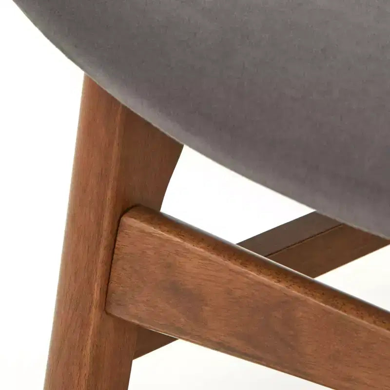 Fauteuil Lounge Sense Mid Century Modern en Velours Gris : Revêtement en velours, design mid-century, pieds en bois d'hévéa