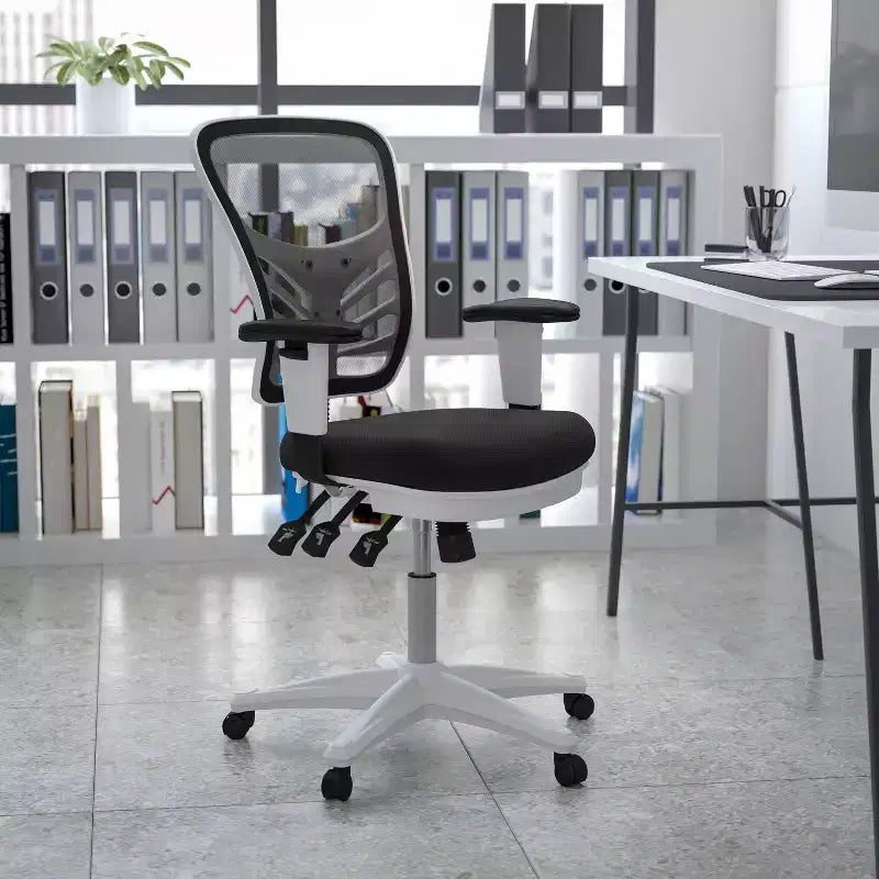Chaise de bureau ergonomique exécutive multifonctionnelle en maille avec dossier mi-haut et accoudoirs réglables