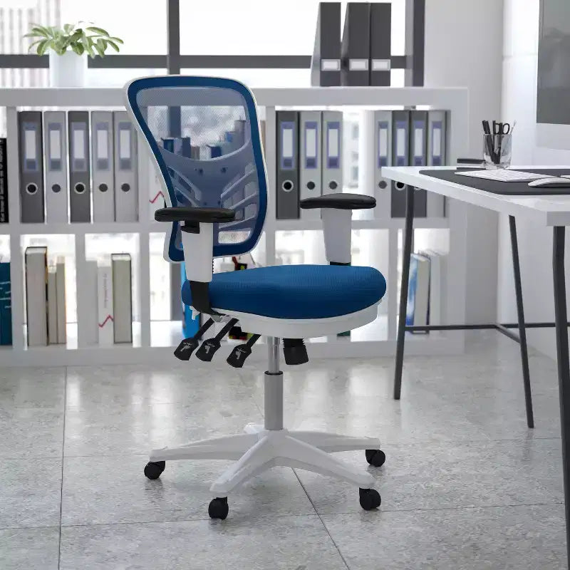 Chaise de bureau ergonomique exécutive multifonctionnelle en maille avec dossier mi-haut et accoudoirs réglables