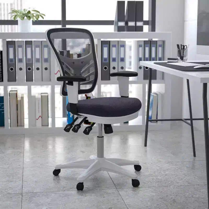 Chaise de bureau ergonomique exécutive multifonctionnelle en maille avec dossier mi-haut et accoudoirs réglables