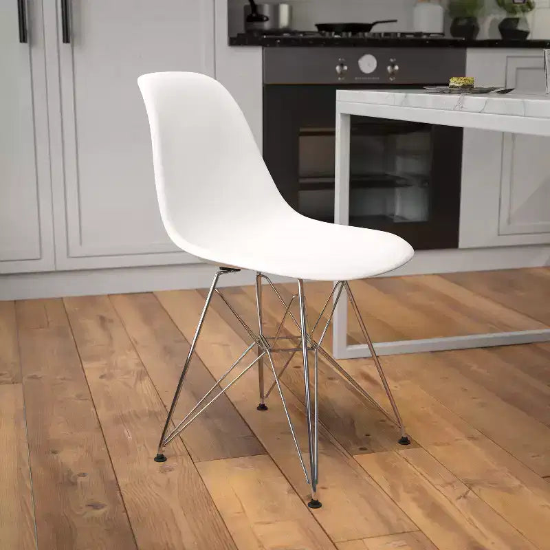 Chaise de salle à manger en plastique avec base chromée