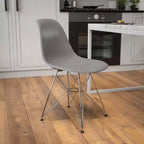 Chaise de salle à manger en plastique avec base chromée
