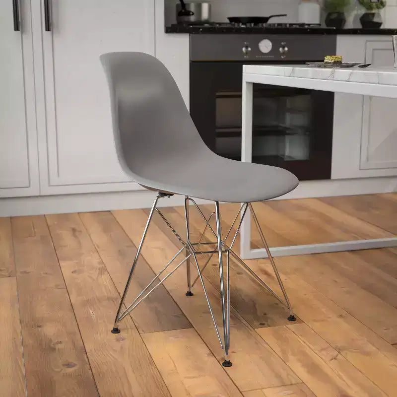Chaise de salle à manger en plastique avec base chromée