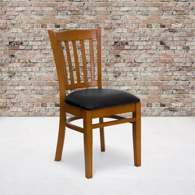 Chaise de restaurant en bois à dossier à lattes verticales