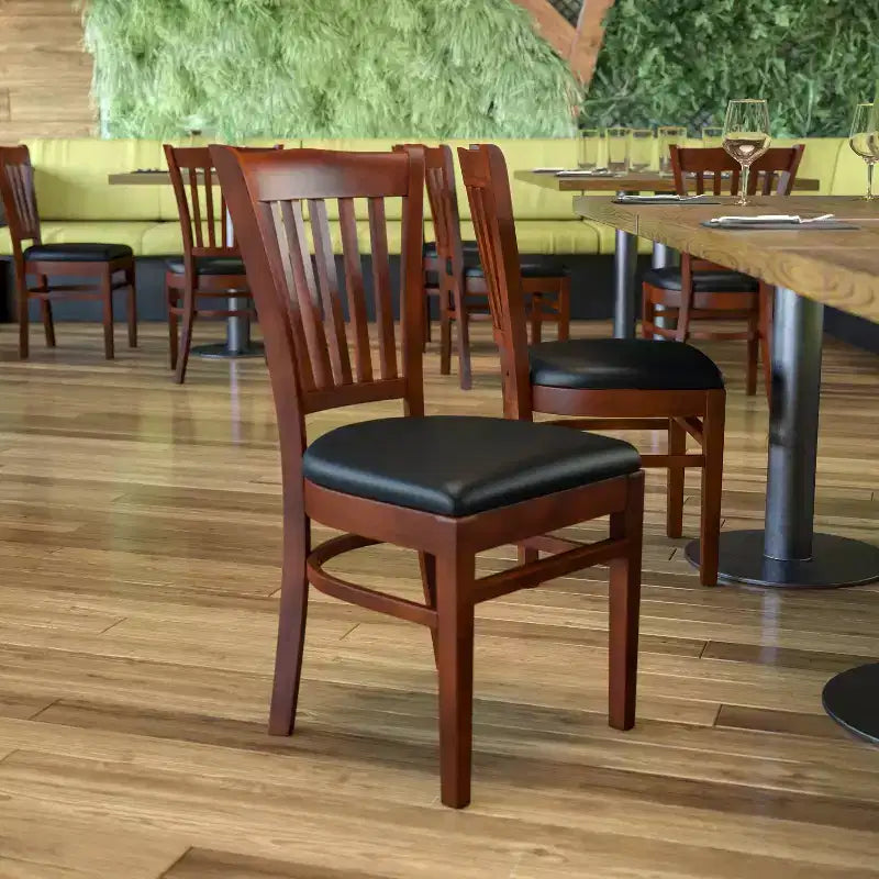 Chaise de restaurant en bois à dossier à lattes verticales