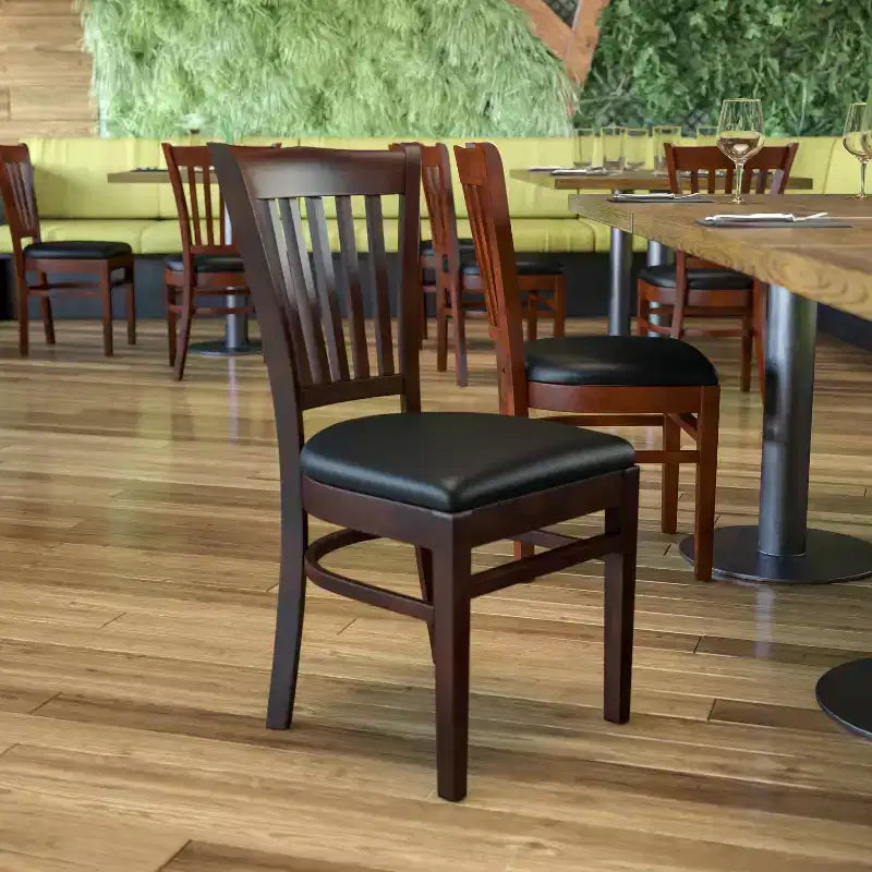 Chaise de restaurant en bois à dossier à lattes verticales