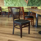 Chaise de restaurant en bois à dossier à lattes verticales