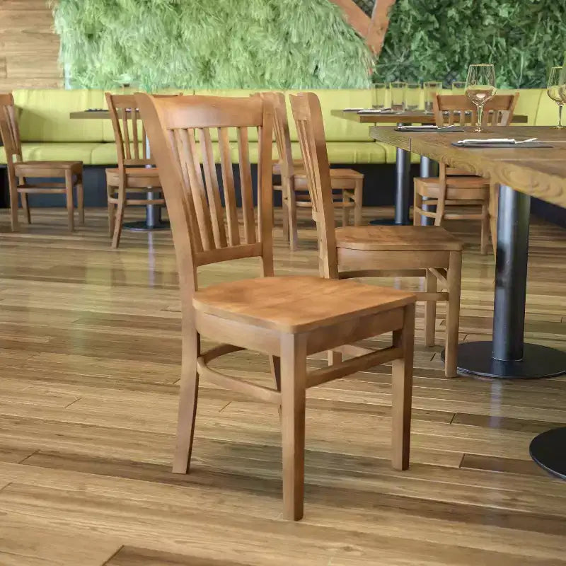 Chaise de restaurant en bois à dossier à lattes verticales